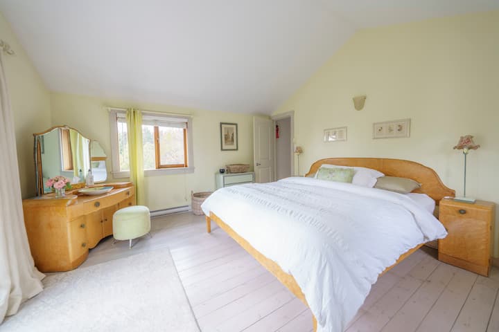 Relaksohu në këtë dhomë gjumi simpatike, me një krevat dopio "king" dhe dritë të butë natyrale. Mobiliet e vjetra dhe paleta e ngjyrave të qeta e bëjnë atë pushimin e përkryer pas një dite eksplorimi.