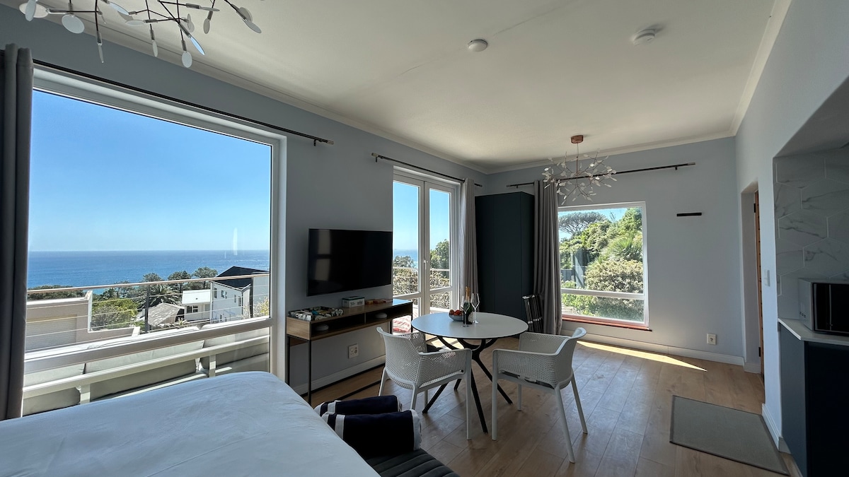 כניסה נפרדת לחדר עם מטבח פרטי, חדר רחצה ומרפסת