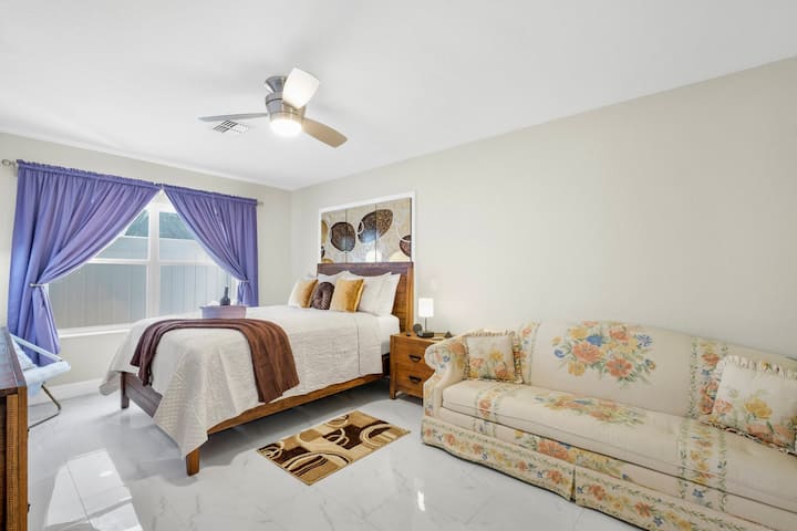 ห้องพักมีเตียงควีนไซส์ที่อบอุ่นและโซฟาเบดขนาดควีนไซส์กว้างขวางให้ความสะดวกสบายและความคล่องตัวเพียงพอสำหรับผู้เข้าพัก