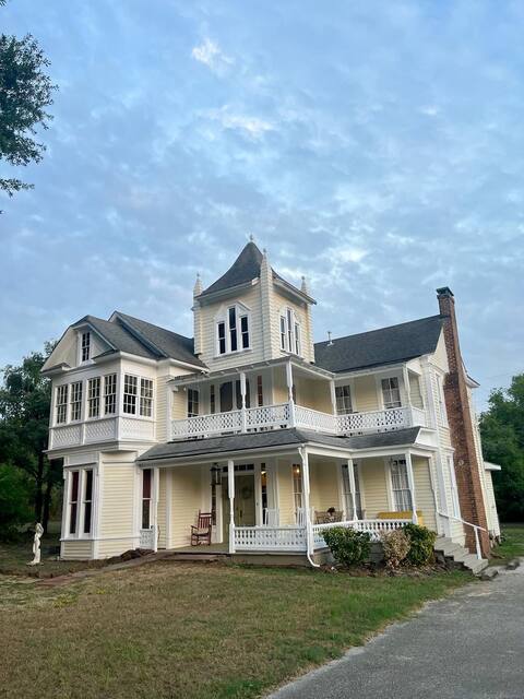 The Larissa House Inn