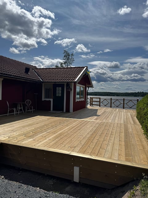 Guest house with its own jetty. 180 km north of Stockholm!