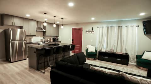 Luxury apartment sleeps 6, 1 mile from downtown