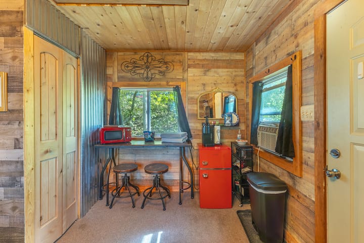 Room On The Ridge / Hot Tub / Sleeps 2 - Wisconsin