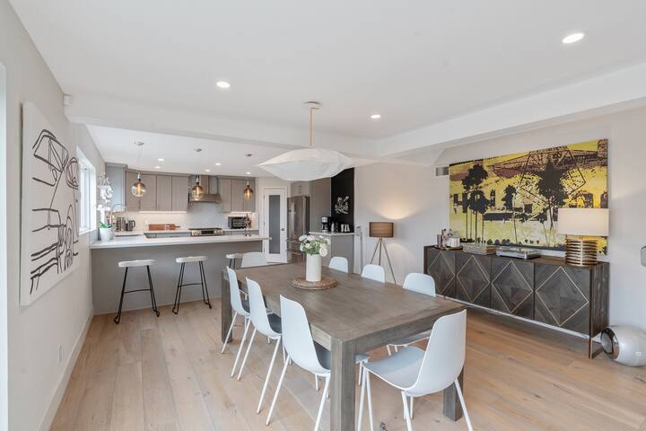 Panoramic LA Views – Modern & Cozy Retreat gallery image 5