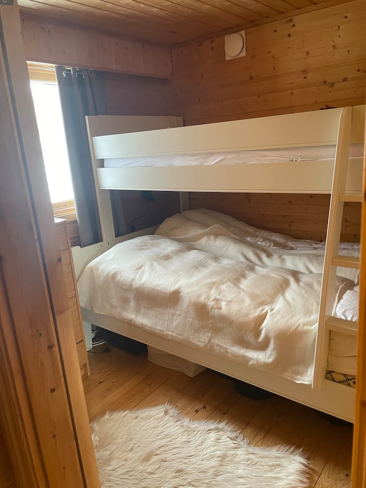 Spálňa s rodinnou poschodovou posteľou. Ubytuje 3 osoby.