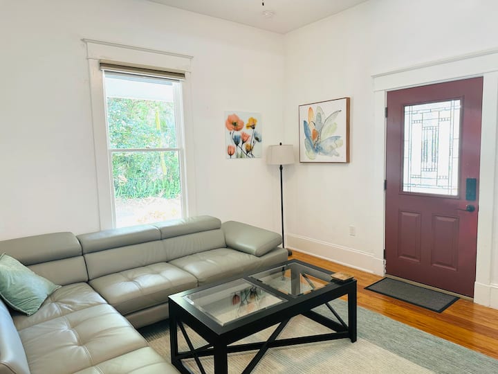 Charming Apartment In Historic Downtown Duck Pond - Gainesville, FL