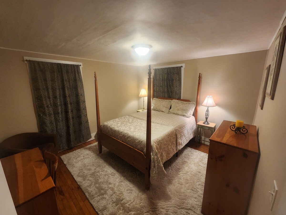 El dormitorio 2 tiene cama queen y TV grande.