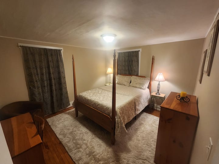 La chambre 2 dispose d'un lit Queen Size et d'une grande télévision