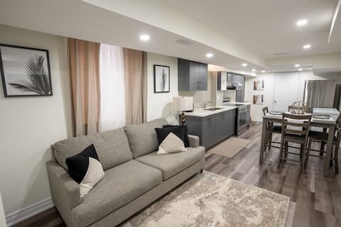 Contemporary Lux Suite 
1BR, 1BA: Free Parking