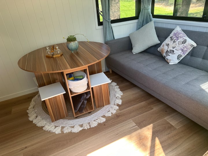 Mesa de comedor a plena extensión con sillas