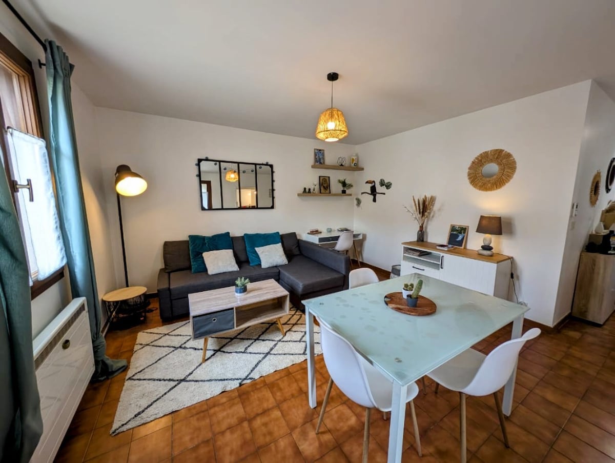 Popular Airbnb listing: Charming 2-room apartment in downtown Gréoux in Gréoux Les Bains