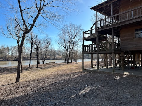 The River House - Plus LockOut Floor for 12 Guests
