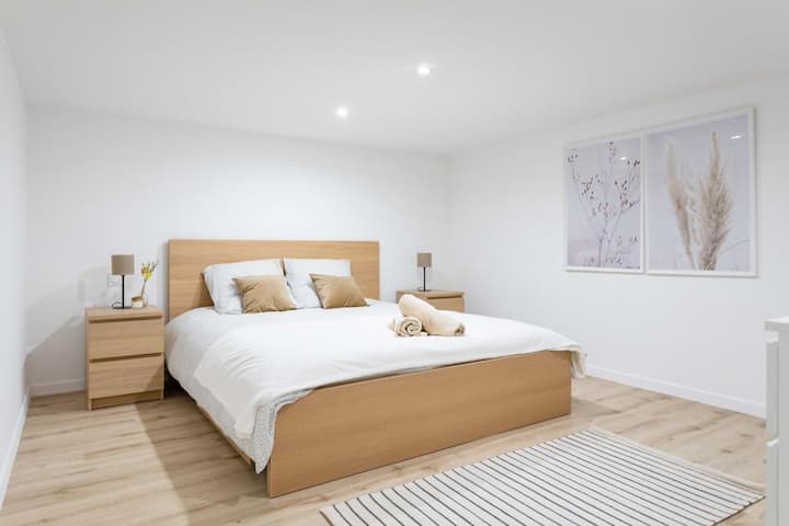 Habitación 3 en entrepiso, con acceso desde la sala de estar, zona de trabajo, espacio de almacenamiento y Smart TV