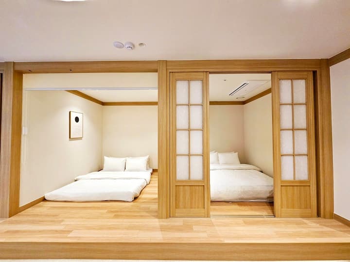 غرفة نوم مفتوحة
غرفة النوم المفتوحة
1 مرتبة منخفضة بحجم كوين + ستائر مشمولة
مرتبة أرضية بحجم كبير + ستائر.