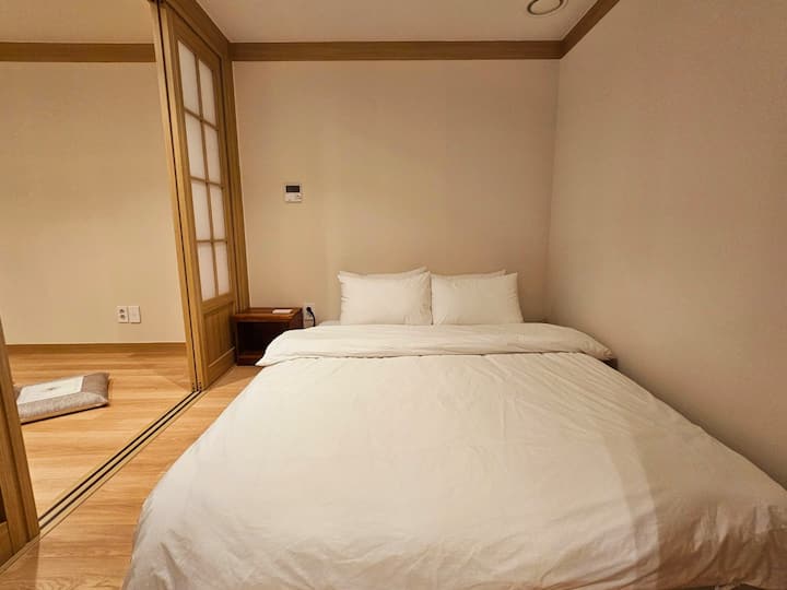 1 مرتبة منخفضة بمقاس كبير + باب منزلق
مرتبة أرضية بمقاس كينج + أبواب منزلقة