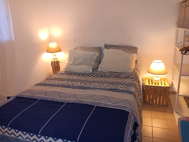 Spavaća soba s ormarom i malim prozorom 