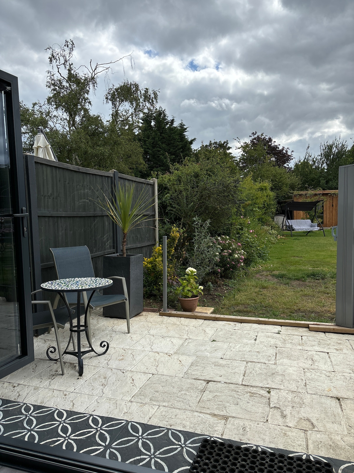 Successful Airbnb property: Modern apartment with free private parking in St. Albans