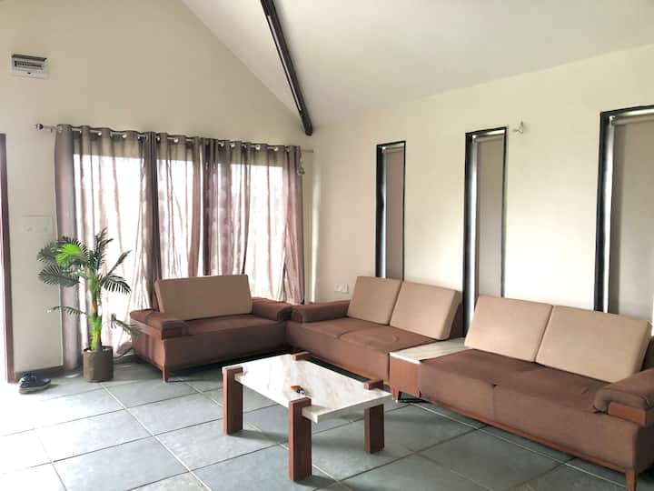 Nature’s Haven: Cozy 2br Villa - グジャラート