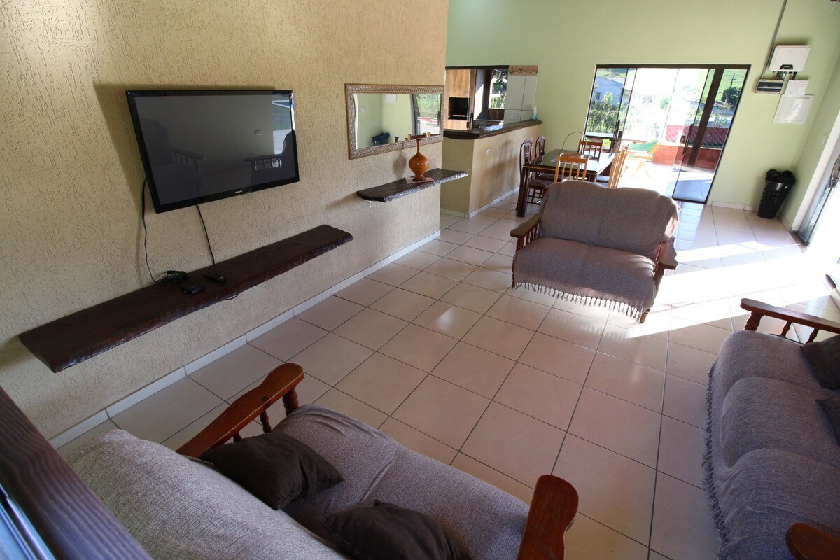 Top Airbnb: Farmhouse with pool in Guararema! in Guararema