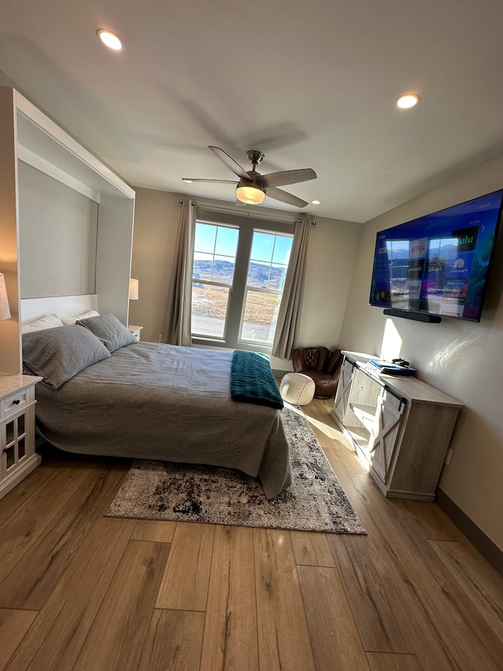 Letto matrimoniale Murphy con TV da 65"e PlayStation 