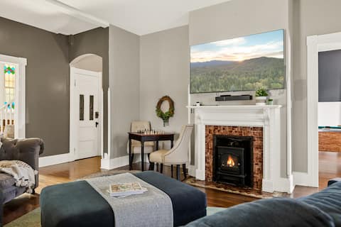 Spacious 6-King Bedroom Home, Short Walk Downtown