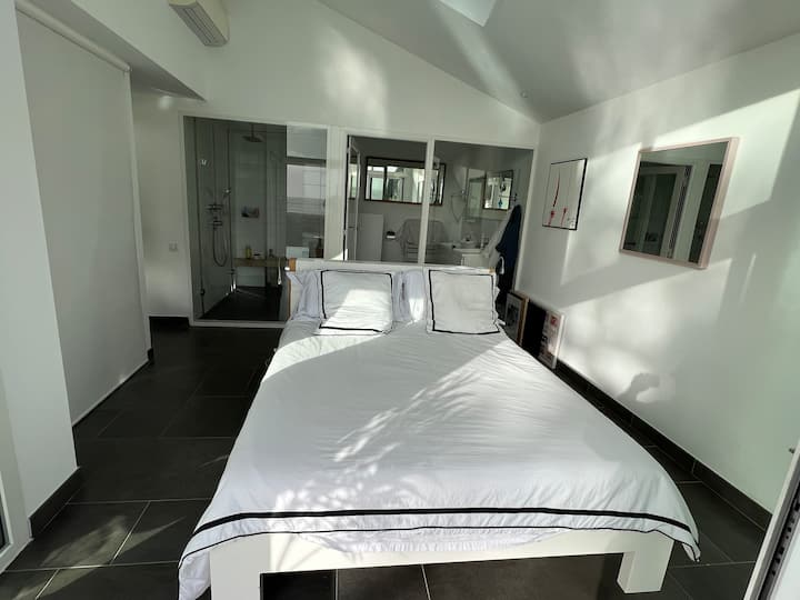Suite principal. 
Cama Queen size   
Vistas al mar y acceso directo a la piscina. 
Cuarto de baño en suite con ventanal. 
Tienda no opaca. 