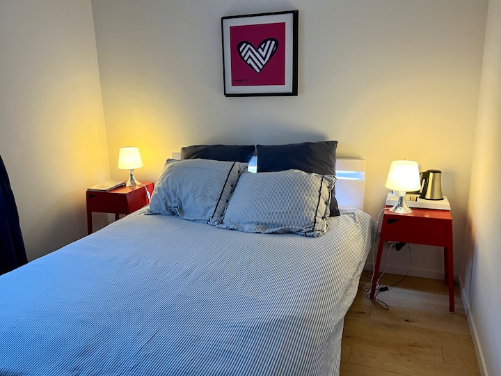 Habitación muy tranquila con cuarto de baño e inodoro separados cerca. 
Espacio de teletrabajo. 
Wifi de fibra óptica. 