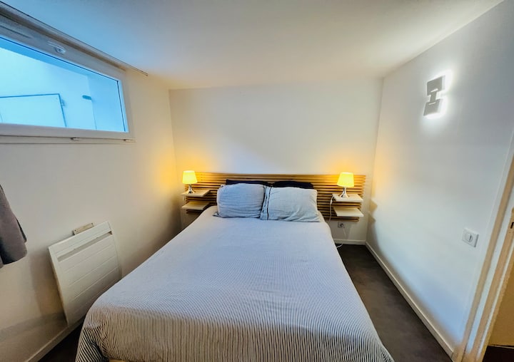 Habitación muy tranquila en la planta baja con baño e inodoro separados cerca. 