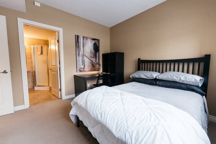 Privatna kupaonica povezana je sa spavaćom sobom br. 1. 