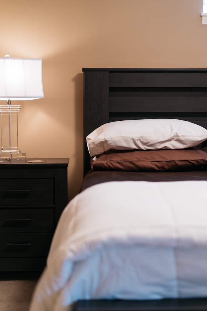 Stavite glavu na jastuk i dobro se odmorite u ovom bračnom krevetu.