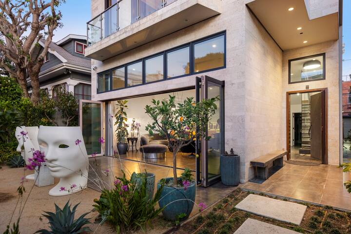 Venice Beachfront Luxury: Rooftop, Ocean Views gallery image 5