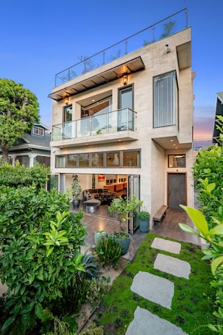 Venice Beachfront Luxury: Ocean View, Spa, Firepit