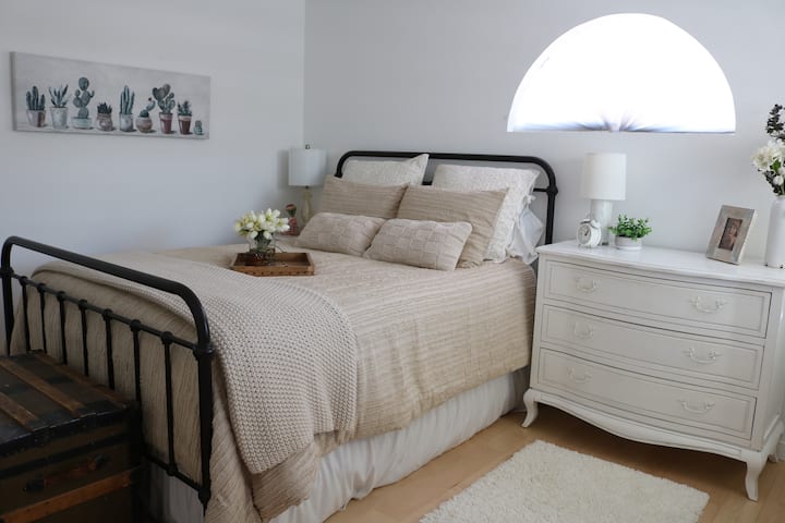 El dormitorio secundario cuenta con una cama queen y es tan acogedor y cómodo como el principal.