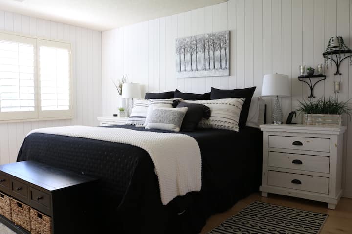 Amplio dormitorio principal con una cómoda cama tamaño king y un ambiente contemporáneo y rústico.