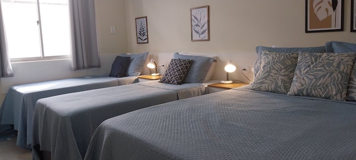 1 bračni krevet i 2 kreveta za jednu osobu, zavjesa za zamračivanje. Ormar.