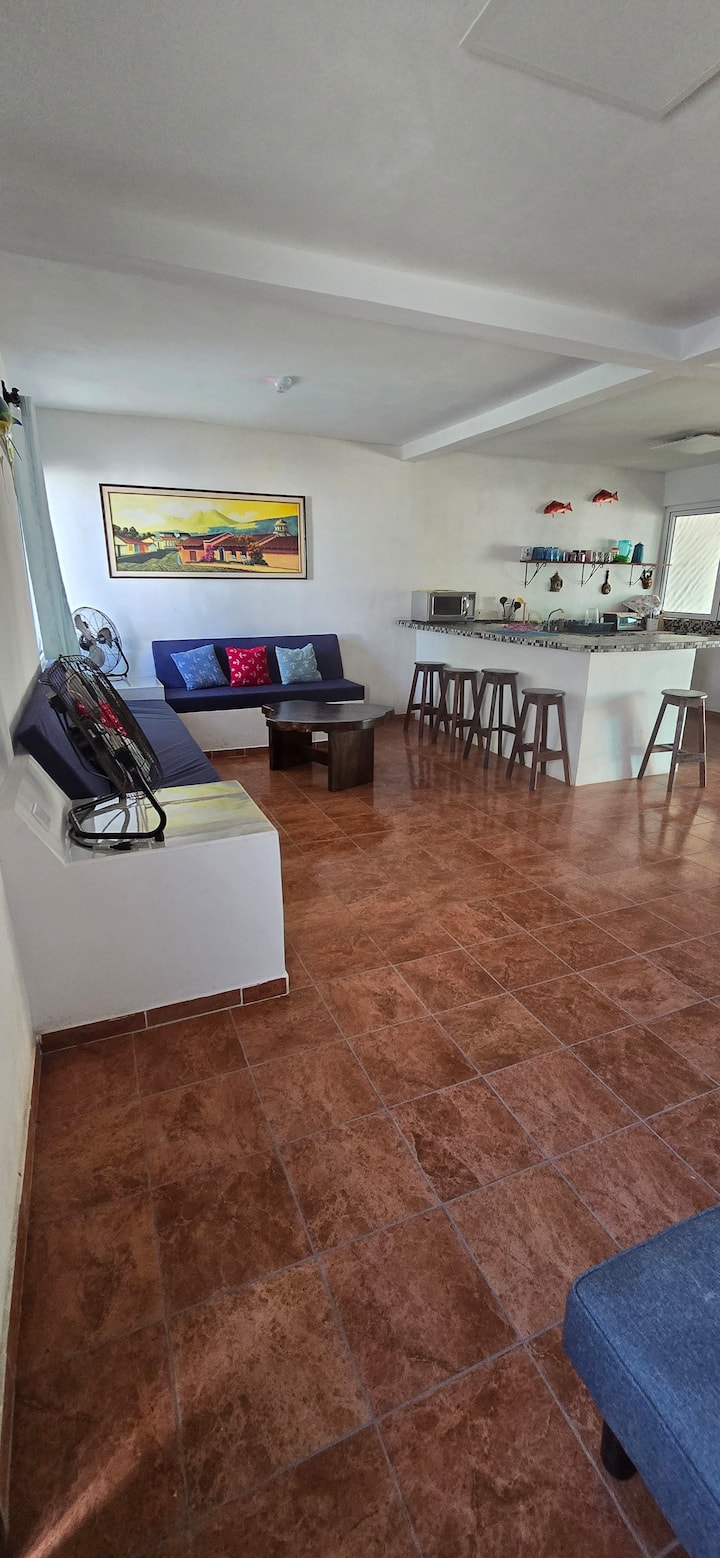 Chumba cha starehe kilicho na televisheni., Kiyoyozi, chumba kilicho na samani, kitanda cha sofa, pembe ya Alexa NK...