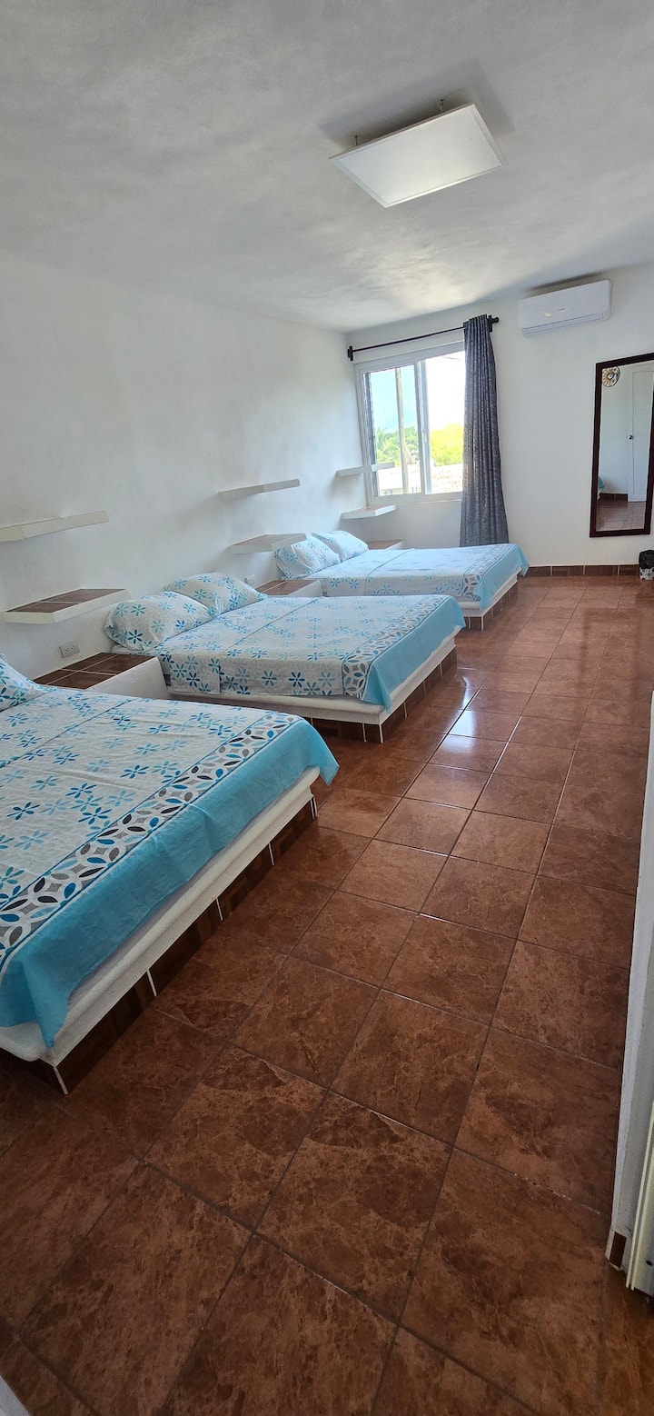 Chumba Na. 2: Ina vitanda 3 viwili, Kiyoyozi, Bafu kamili katikati ya vyumba 2,  Wi-Fi, eneo la kitanda cha bembea nje kidogo ya vyumba, mashuka, meza karibu na kila kitanda ili kuweka vitu n.k.