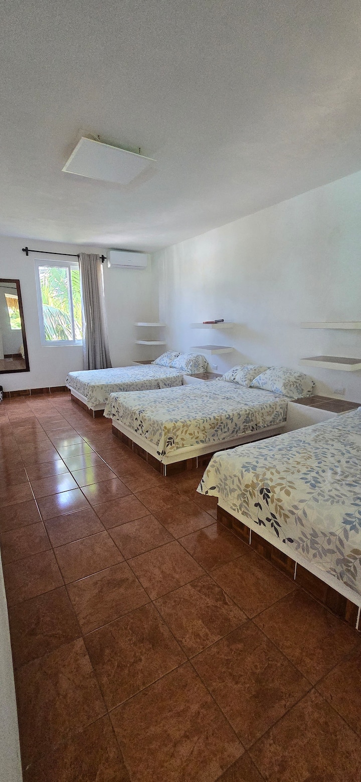 Chumba Na. 1: Ina vitanda 3 viwili, Kiyoyozi, Bafu kamili katikati ya vyumba 2,  Wi-Fi, eneo la kitanda cha bembea nje kidogo ya vyumba, mashuka, meza karibu na kila kitanda ili kuweka vitu n.k.