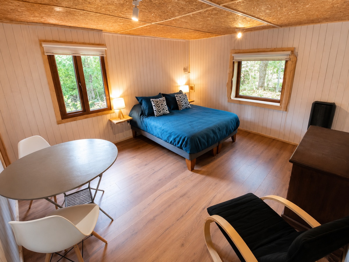 Dormitorio de la Cabaña Concón con cama matrimonial
