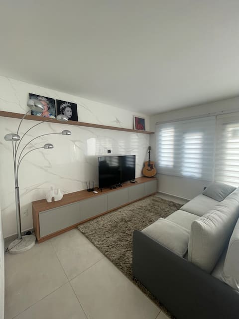 Successful Airbnb property: Triplex, modern and sophisticated. 100m from the beach. in São Francisco Do Sul