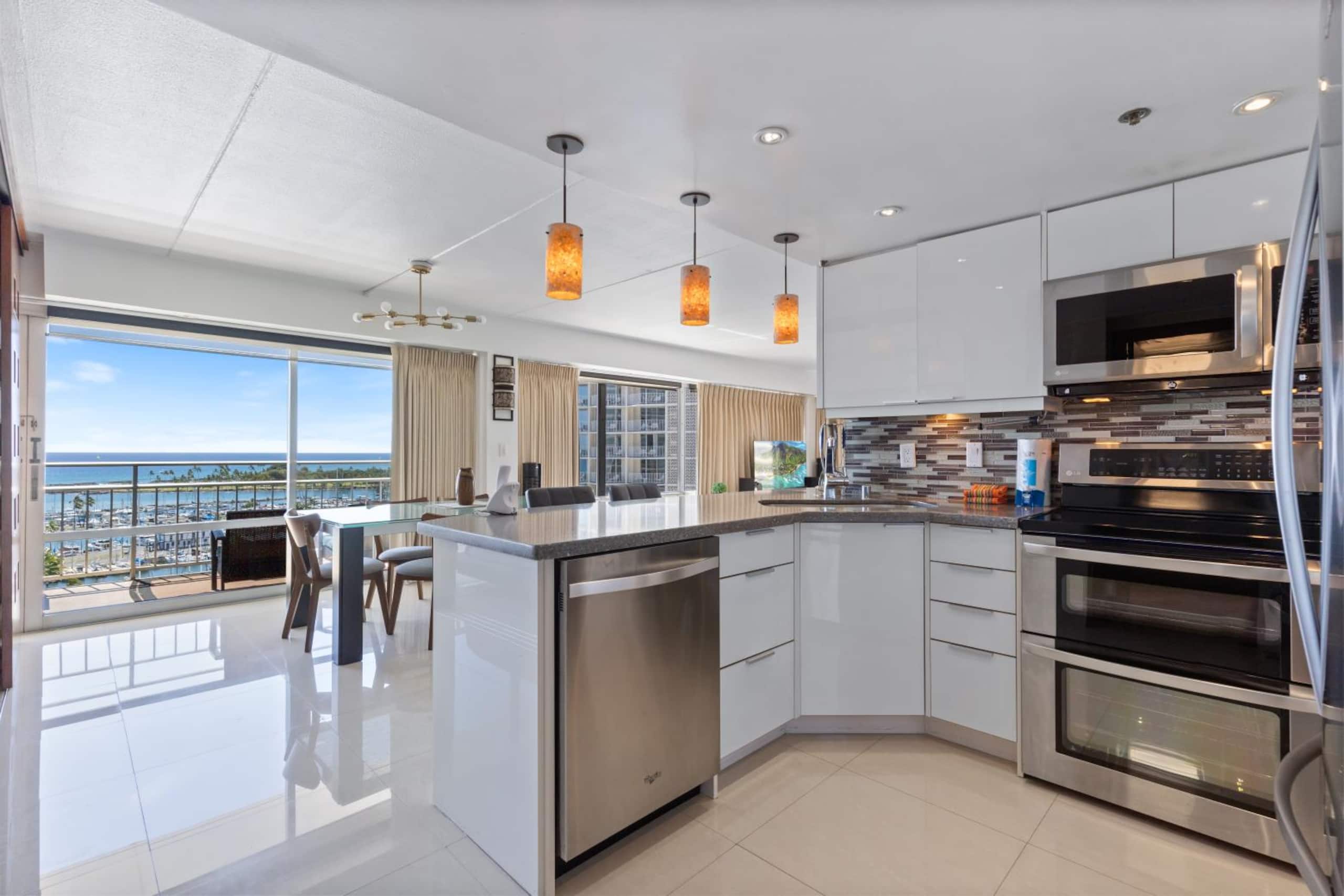 Ocean View 2 Bedroom/2 Bath Condo at Ilikai Resort - Image 9