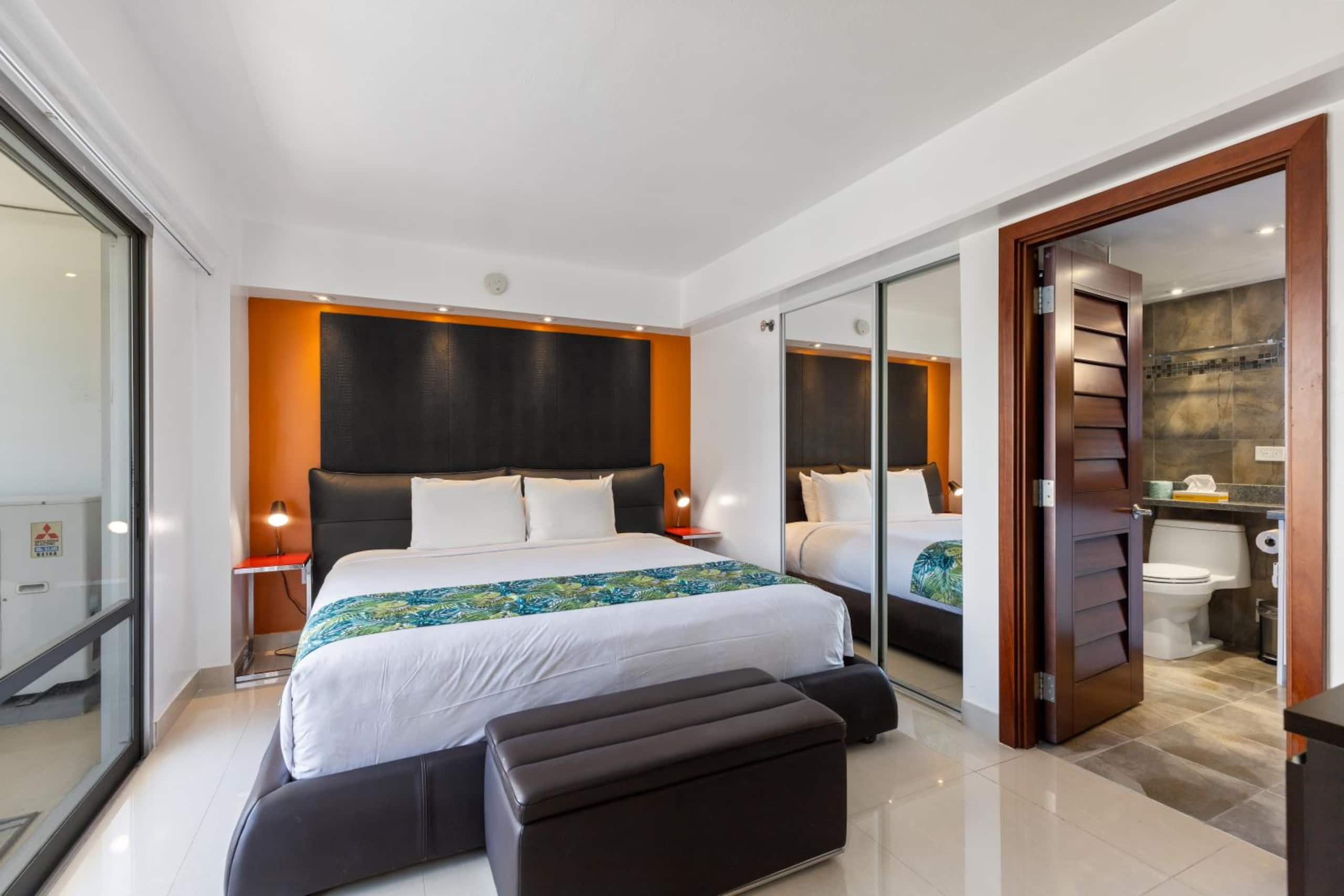Ocean View 2 Bedroom/2 Bath Condo at Ilikai Resort - Image 1