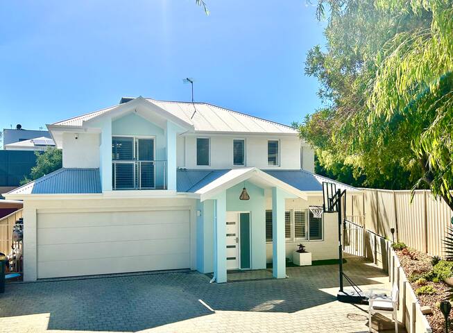 Beachside Tropical Paradise! gallery image 2