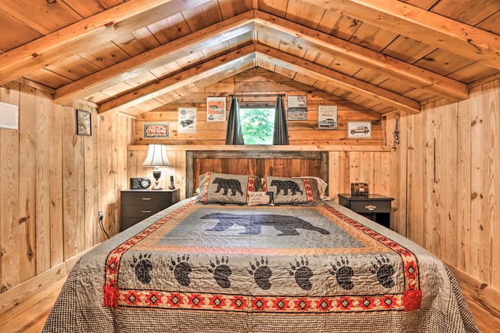 ห้องใต้หลังคาห้องนอนชั้นบนพร้อมเตียงคิงไซส์ทีวีและเครื่องอาร์เคดแบบมัลติเคด