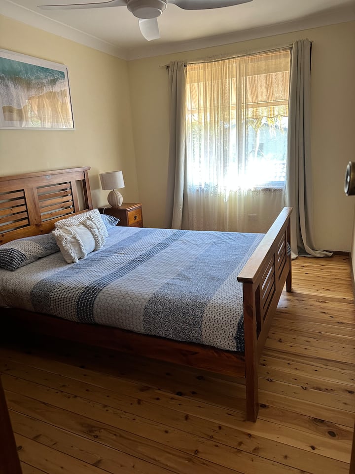 Habitación con cama tamaño queen en el piso superior 