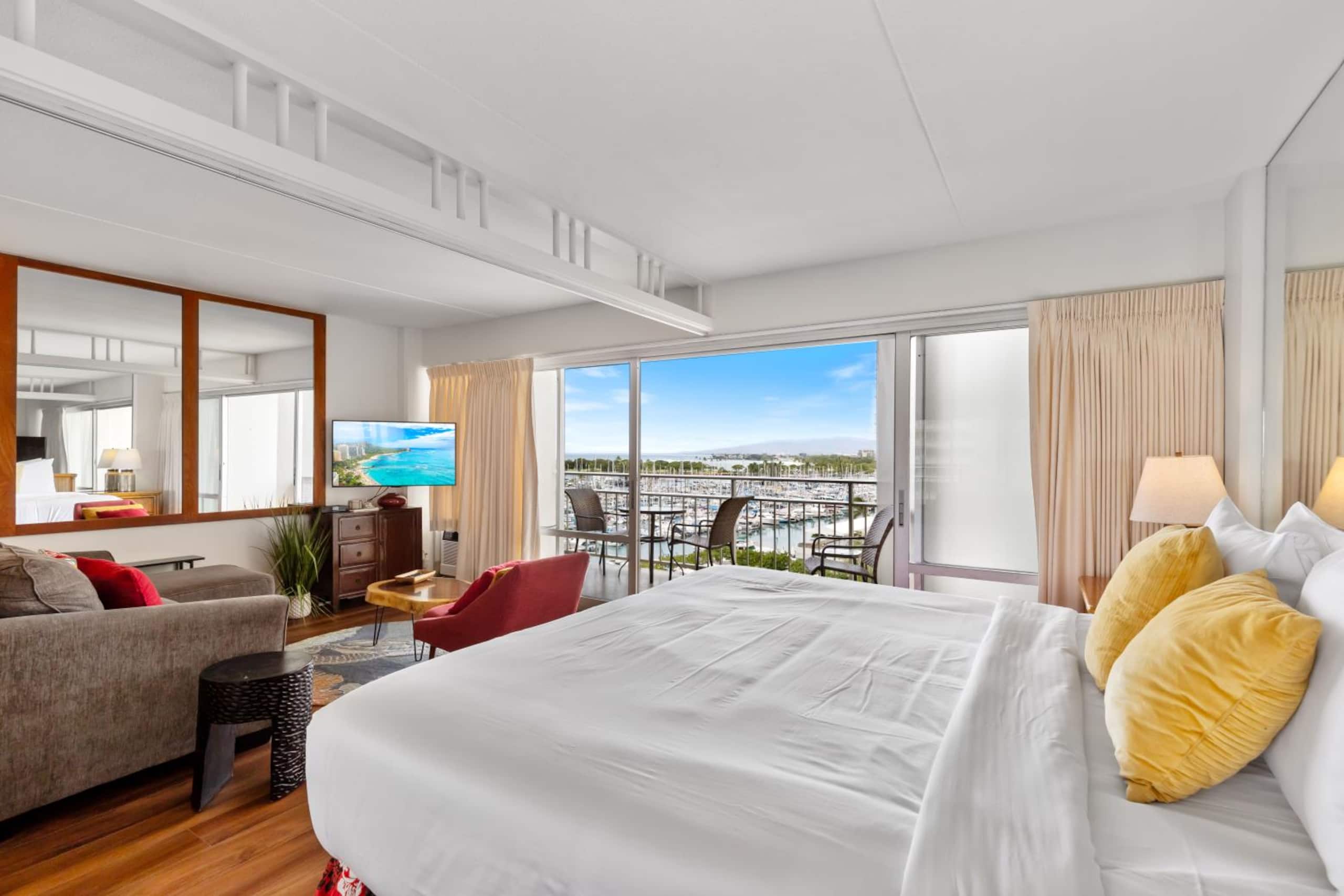 Waikiki Oceanview Resort Pool | Gym | Free Parking - Image 1