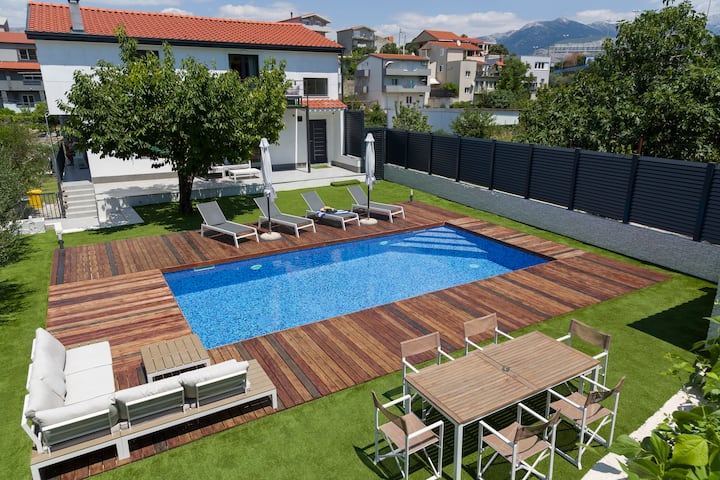 Enjoy Villa @  Enclosed Five-a-side Football Pitch - Split