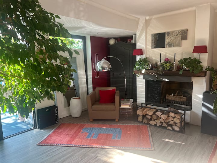 Dhomë ndenjjeje e rehatshme me televizor të madh me ekran të sheshtë. Netflix dhe Amazon Prime – të përsosura për mbrëmje të relaksuara. Në sezonin e ftohtë, oxhaku i hapur ofron ngrohtësi të rehatshme dhe një atmosferë veçanërisht atmosferike.