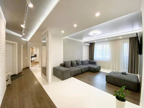 Always light! Best three-room in center