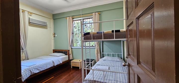 غرفة نوم للضيوف تم تجديدها حديثًا في الطابق الأول مع مساحة ضخمة مبنية في خزانة الملابس وسرير مفرد وسرير بطابقين، تتسع بسهولة لثلاثة أشخاص. وهي مكيفة بالكامل مع مروحة سقف.  